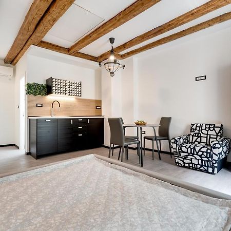 Black & White Apartments Риека Экстерьер фото
