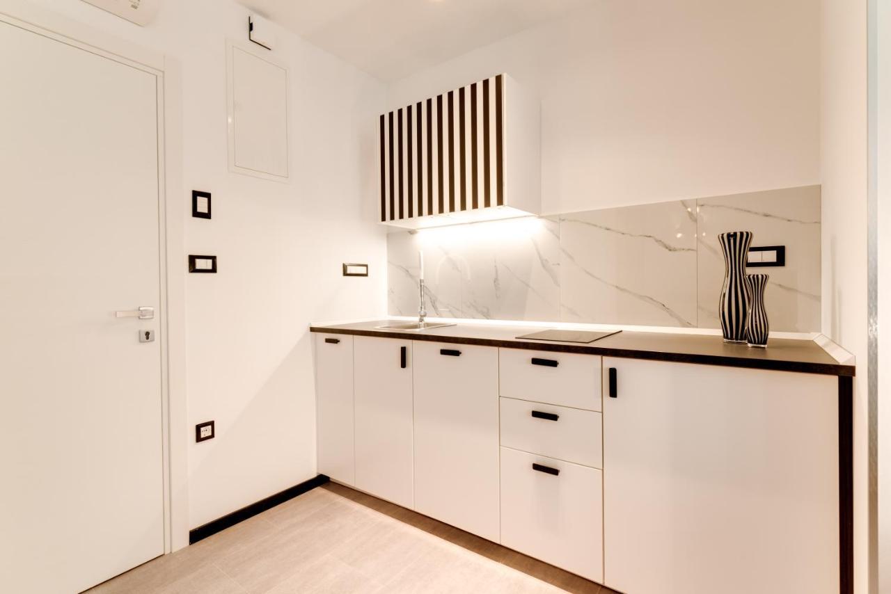 Black & White Apartments Риека Экстерьер фото