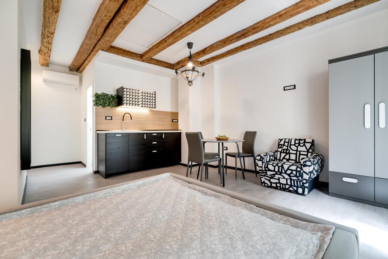 Black & White Apartments Риека Экстерьер фото